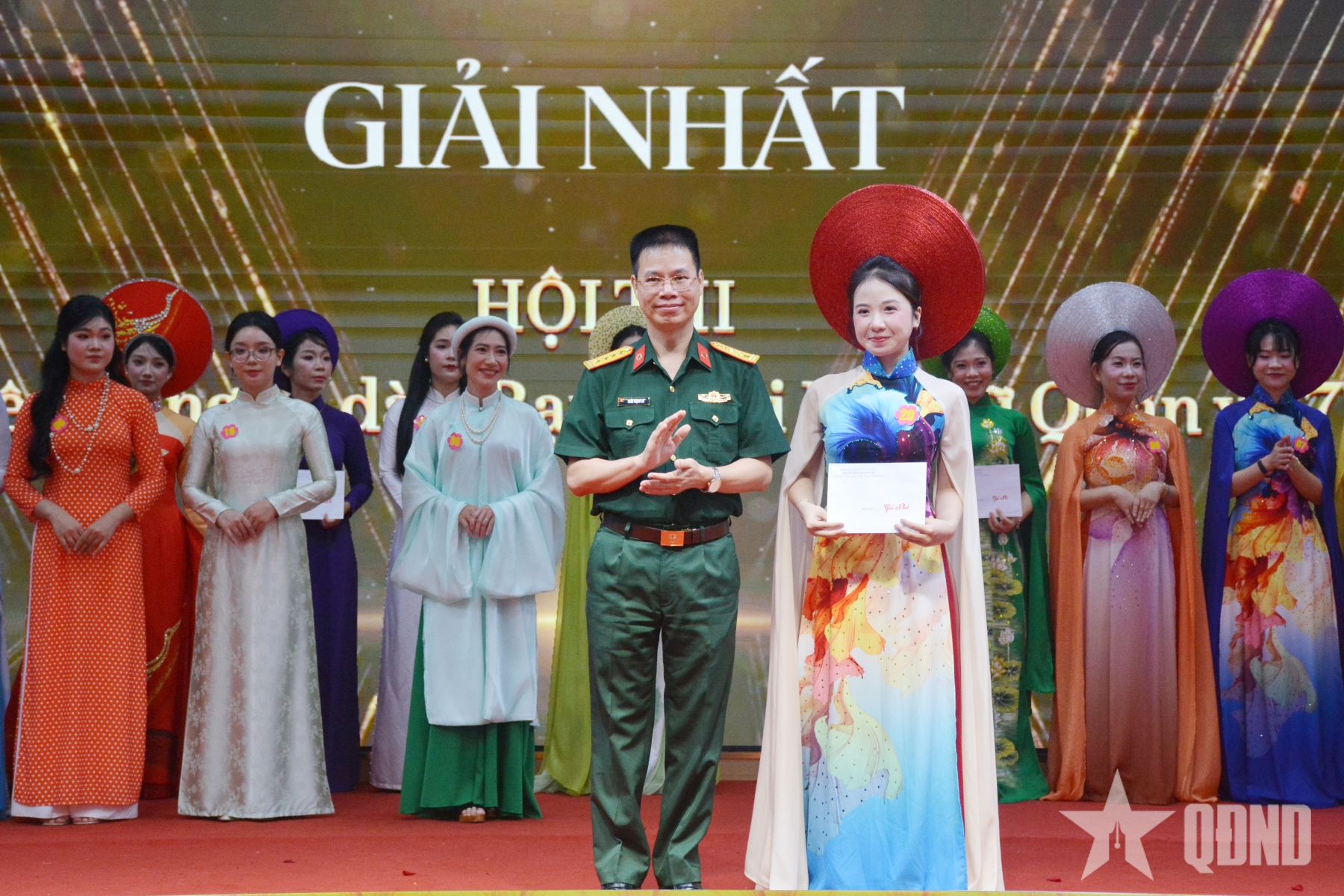 Phụ nữ Bệnh viện Quân y 87 duyên dáng trong tà áo dài